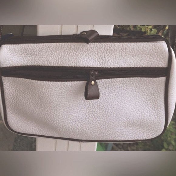 VGU Medallion Brand Crossbody Bag in Very Good, Clean Condition- Beautiful Piece - Picture 11 of 16